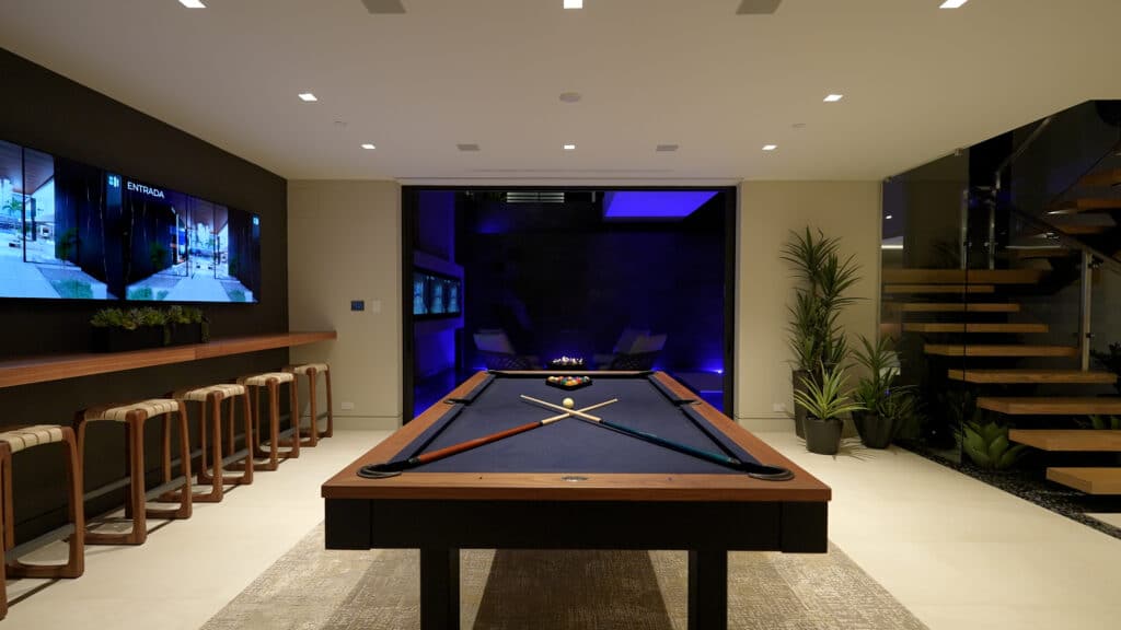 Guest room with snooker table